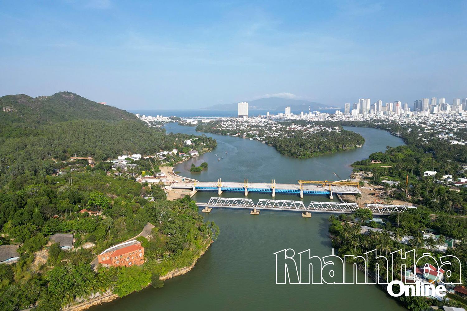 Thi công đập ngăn mặn trên sông Cái Nha Trang: Nỗ lực đẩy nhanh tiến độ