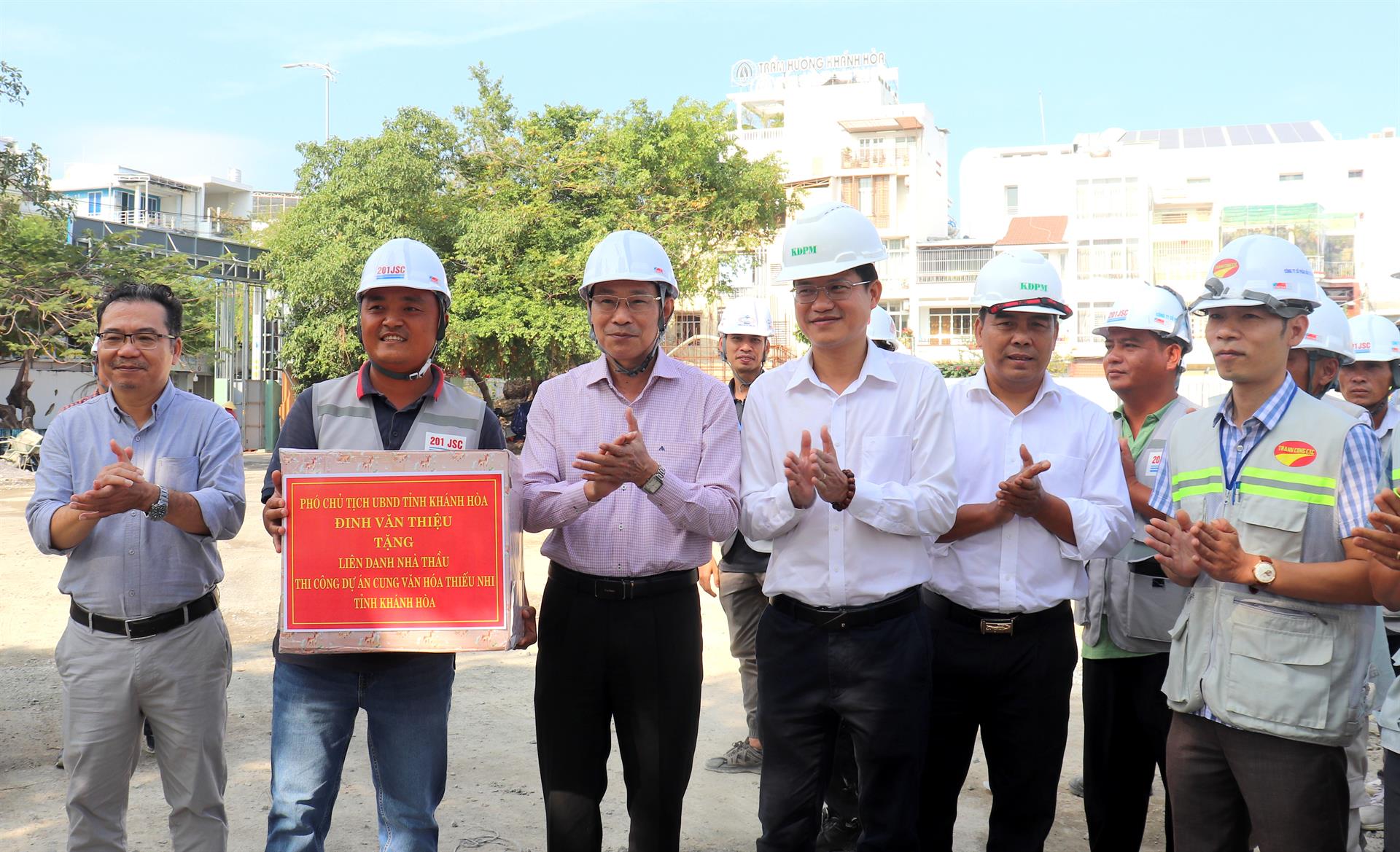 Phó Chủ tịch UBND tỉnh Đinh Văn Thiệu thăm và chúc tết tại công trường thi công Dự án Cung văn hóa thiếu nhi tỉnh Khánh Hoà