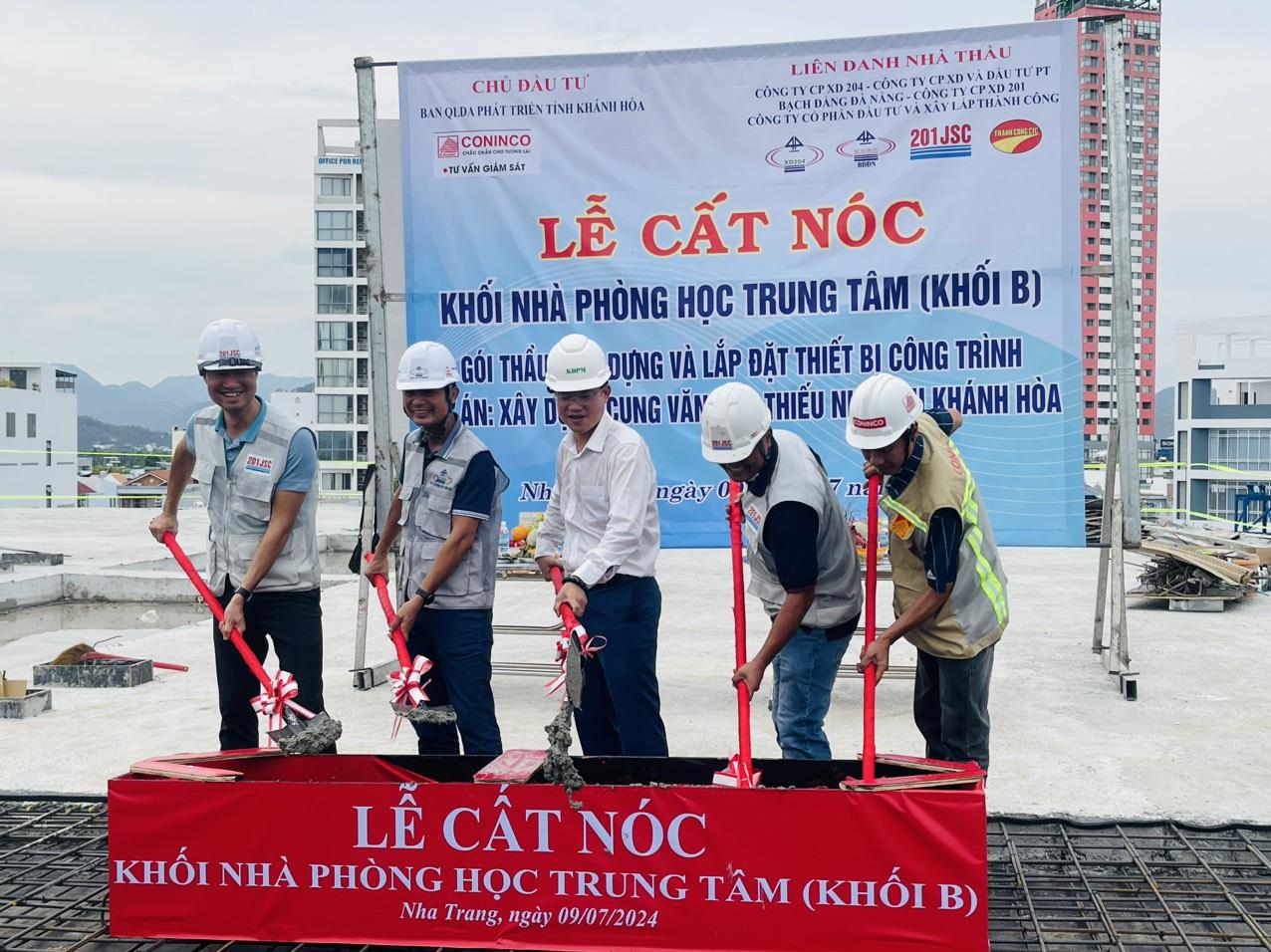 Dự án xây dựng Cung Văn hóa thiếu nhi tỉnh: Cất nóc tòa nhà khu B - Khối phòng học trung tâm
