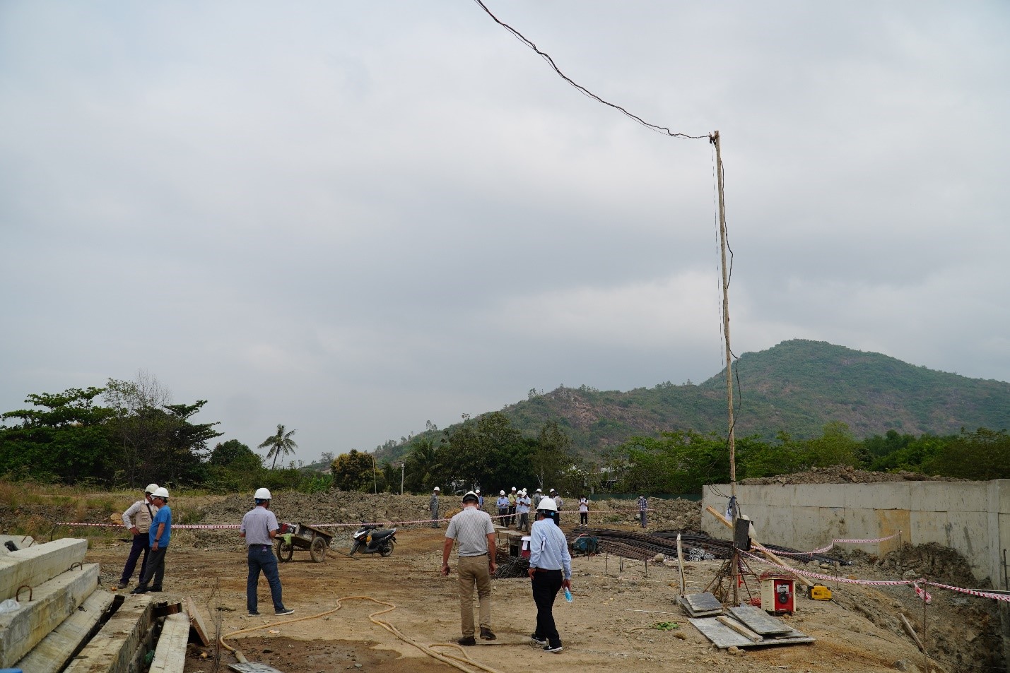 Đoàn công tác kiểm tra thực địa tại hạng mục Xây dựng trạm bơm nước mưa