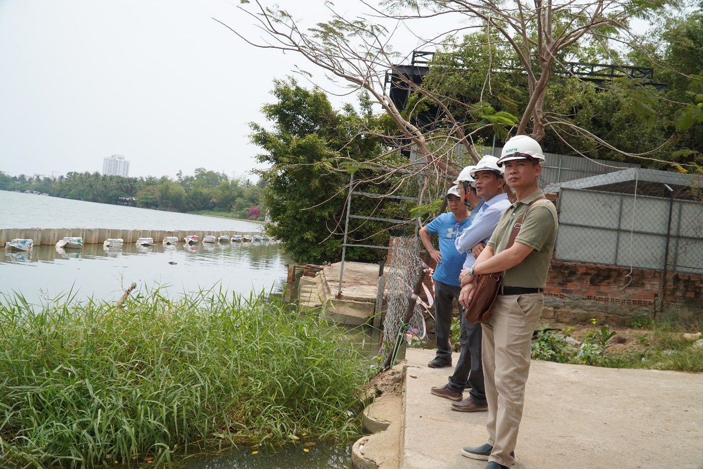 Đoàn công tác kiểm tra thực địa tại hạng mục Xây dựng đường và kè dọc sông Cái