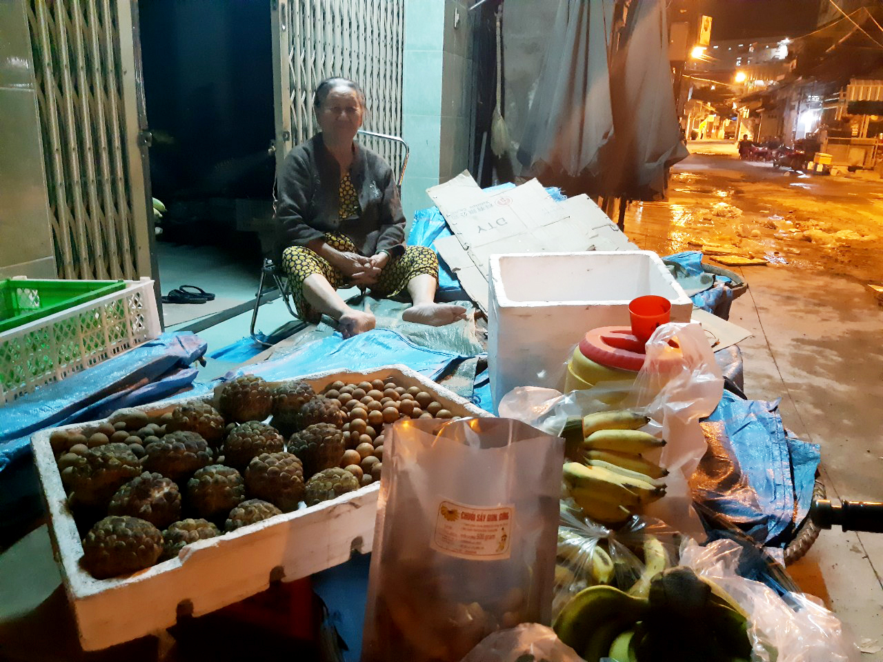 Bà Mạnh Thị Mười ở chợ Bàu thường xuyên soạn sẵn trái cây cho công nhân.