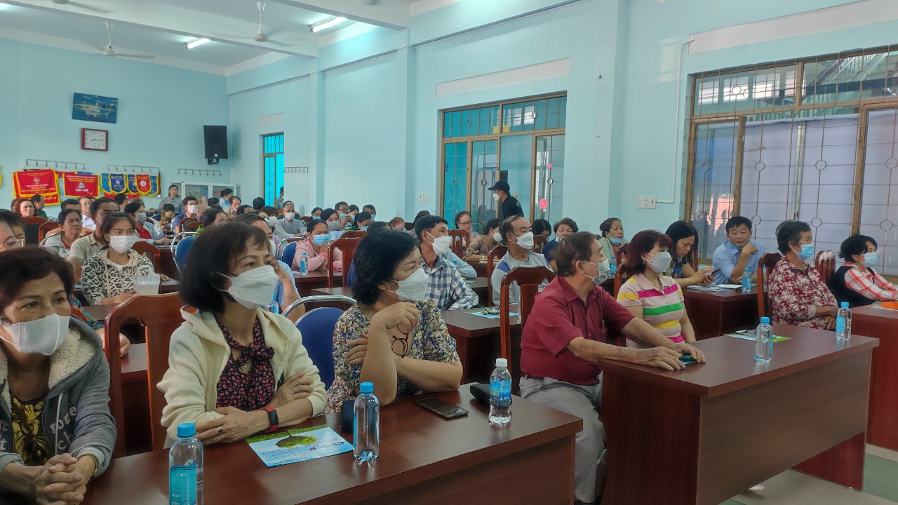 Đại diện các cơ quan ban ngành và đông đảo các hộ dân đến tham dự buổi tuyên truyền của Dự án.